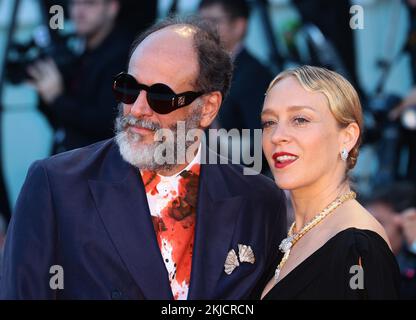 (KIKA) - VENEZIA - Ãˆ la grande serata di TimothÃ Chalamet e Luca Guadagnno sul Red carpet di Bones and All, il Film di cui l'attore Ã¨ protagonista con Chloe Sevigny, Mark Rylance e Taylor Russell.Â LEGGI ANCHE:Â Venezia 79, l'arrivo trionfale di TimothÃ Chalamet al LidoChalamet Ã¨ il re del Red carpet, con il completo rosso creato su misura pe lui daÂ Haider Ackermann: pantaloni in pelle e camicia che lasciaÂ la schiena nuda. SULLO schermo ma aceh sul taepto rosso, TimotheÃ non sbaglia un colpo.Â D'impatto anche i Look delle Co-protagoniste: Chloe Sevigny in un Cutout dress nero con sp Stockfoto