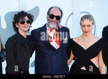 (KIKA) - VENEZIA - Ãˆ la grande serata di TimothÃ Chalamet e Luca Guadagnno sul Red carpet di Bones and All, il Film di cui l'attore Ã¨ protagonista con Chloe Sevigny, Mark Rylance e Taylor Russell.Â LEGGI ANCHE:Â Venezia 79, l'arrivo trionfale di TimothÃ Chalamet al LidoChalamet Ã¨ il re del Red carpet, con il completo rosso creato su misura pe lui daÂ Haider Ackermann: pantaloni in pelle e camicia che lasciaÂ la schiena nuda. SULLO schermo ma aceh sul taepto rosso, TimotheÃ non sbaglia un colpo.Â D'impatto anche i Look delle Co-protagoniste: Chloe Sevigny in un Cutout dress nero con sp Stockfoto