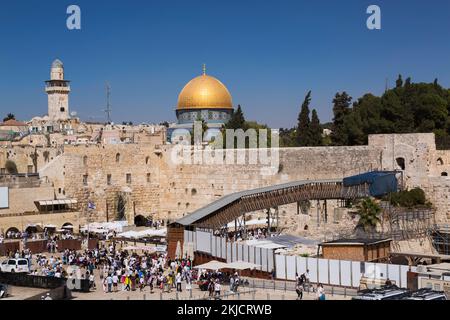 Westwandplatz oder Klagemauer, Al-Aqsa-Moschee und Felsendom am Tempelberg in der Altstadt von Jerusalem, Israel. Stockfoto