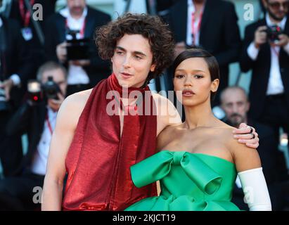 (KIKA) - VENEZIA - Ãˆ la grande serata di TimothÃ Chalamet e Luca Guadagnno sul Red carpet di Bones and All, il Film di cui l'attore Ã¨ protagonista con Chloe Sevigny, Mark Rylance e Taylor Russell.Â LEGGI ANCHE:Â Venezia 79, l'arrivo trionfale di TimothÃ Chalamet al LidoChalamet Ã¨ il re del Red carpet, con il completo rosso creato su misura pe lui daÂ Haider Ackermann: pantaloni in pelle e camicia che lasciaÂ la schiena nuda. SULLO schermo ma aceh sul taepto rosso, TimotheÃ non sbaglia un colpo.Â D'impatto anche i Look delle Co-protagoniste: Chloe Sevigny in un Cutout dress nero con sp Stockfoto