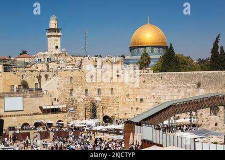 Westwandplatz oder Klagemauer, Al-Aqsa-Moschee und Felsendom am Tempelberg in der Altstadt von Jerusalem, Israel. Stockfoto