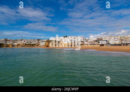 Albufeira ist eine Küstenstadt in der südlichen Algarve von Portugal. Es ist ein ehemaliges Fischerdorf, das zu einem wichtigen Urlaubsziel geworden ist, WIT Stockfoto