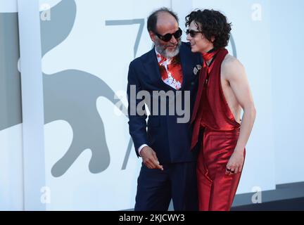 (KIKA) - VENEZIA - Ãˆ la grande serata di TimothÃ Chalamet e Luca Guadagnno sul Red carpet di Bones and All, il Film di cui l'attore Ã¨ protagonista con Chloe Sevigny, Mark Rylance e Taylor Russell.Â LEGGI ANCHE:Â Venezia 79, l'arrivo trionfale di TimothÃ Chalamet al LidoChalamet Ã¨ il re del Red carpet, con il completo rosso creato su misura pe lui daÂ Haider Ackermann: pantaloni in pelle e camicia che lasciaÂ la schiena nuda. SULLO schermo ma aceh sul taepto rosso, TimotheÃ non sbaglia un colpo.Â D'impatto anche i Look delle Co-protagoniste: Chloe Sevigny in un Cutout dress nero con sp Stockfoto