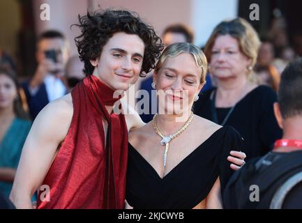 (KIKA) - VENEZIA - Ãˆ la grande serata di TimothÃ Chalamet e Luca Guadagnno sul Red carpet di Bones and All, il Film di cui l'attore Ã¨ protagonista con Chloe Sevigny, Mark Rylance e Taylor Russell.Â LEGGI ANCHE:Â Venezia 79, l'arrivo trionfale di TimothÃ Chalamet al LidoChalamet Ã¨ il re del Red carpet, con il completo rosso creato su misura pe lui daÂ Haider Ackermann: pantaloni in pelle e camicia che lasciaÂ la schiena nuda. SULLO schermo ma aceh sul taepto rosso, TimotheÃ non sbaglia un colpo.Â D'impatto anche i Look delle Co-protagoniste: Chloe Sevigny in un Cutout dress nero con sp Stockfoto