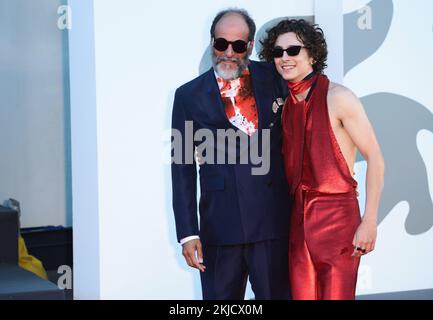 (KIKA) - VENEZIA - Ãˆ la grande serata di TimothÃ Chalamet e Luca Guadagnno sul Red carpet di Bones and All, il Film di cui l'attore Ã¨ protagonista con Chloe Sevigny, Mark Rylance e Taylor Russell.Â LEGGI ANCHE:Â Venezia 79, l'arrivo trionfale di TimothÃ Chalamet al LidoChalamet Ã¨ il re del Red carpet, con il completo rosso creato su misura pe lui daÂ Haider Ackermann: pantaloni in pelle e camicia che lasciaÂ la schiena nuda. SULLO schermo ma aceh sul taepto rosso, TimotheÃ non sbaglia un colpo.Â D'impatto anche i Look delle Co-protagoniste: Chloe Sevigny in un Cutout dress nero con sp Stockfoto