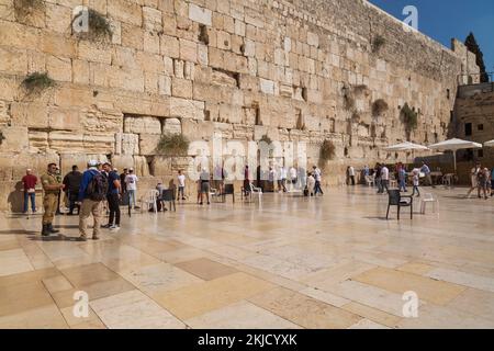 Jüdisch-orthodoxe Pilger an der Westwall Plaza oder Klagemauer, jüdisches Viertel, Altstadt von Jerusalem, Israel. Stockfoto