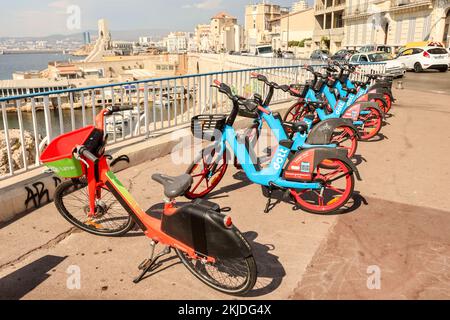 DOTT,Lime,Firma,Fahrräder,für,mieten,mieten,mieten,mieten,über,malerischer Punkt,von,Mouillage de Malmousque,Marseille,Marseille,Kommune in, Bouches-du-Rhône, die zweitgrößte Stadt Frankreichs, Marseille, ist die Präfektur des französischen Departements Bouches-du-Rhône und, Hauptstadt Der Region Provence-Alpes-Côte d'Azur. Südfrankreich,Frankreich,Frankreich,zweitgrößte Stadt Frankreichs,August,Sommer,Europa,Europa, Stockfoto