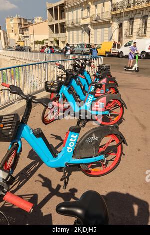 DOTT,Lime,Firma,Fahrräder,für,mieten,mieten,mieten,mieten,über,malerischer Punkt,von,Mouillage de Malmousque,Marseille,Marseille,Kommune in, Bouches-du-Rhône, die zweitgrößte Stadt Frankreichs, Marseille, ist die Präfektur des französischen Departements Bouches-du-Rhône und, Hauptstadt Der Region Provence-Alpes-Côte d'Azur. Südfrankreich,Frankreich,Frankreich,zweitgrößte Stadt Frankreichs,August,Sommer,Europa,Europa, Stockfoto