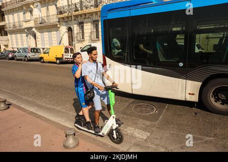 Ehepaar,on,fahren,Lime,Unternehmen,Elektroroller,Elektroroller,Fahrräder,für,mieten,mieten,mieten,mieten,über,malerischer Punkt,von,Mouillage de Malmousque,Marseille,Marseille,Kommune in, Bouches-du-Rhône, die zweitgrößte Stadt Frankreichs, Marseille, ist das französische Departement Bouches, du-Rhône, und die Hauptstadt. Der Region Provence-Alpes-Côte d'Azur. Südfrankreich,Frankreich,Frankreich,zweitgrößte Stadt Frankreichs,August,Sommer,Europa,Europa, Stockfoto