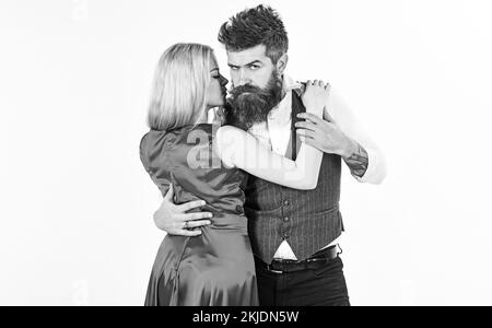 Frau in rotem Kleid und Mann in Weste. Bärtiger Hipster und attraktive Dame, verkleidet für den Tanzwettbewerb. Ein Paar verliebt, leidenschaftliche Tänzer in Eleganz Stockfoto