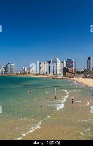 Strand und Skyline von Tel Aviv vom alten Hafen von Jaffa, Israel Stockfoto