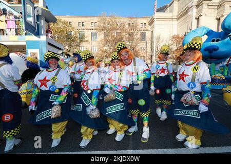 NEW YORK, NEW YORK - 24. November 2022: City Tourist Clowns posieren für ein Foto vor der Macy's Thanksgiving Day Parade 96. in New York, Donnerstag, 24. November 2022. (Foto: Gordon Donovan) Stockfoto