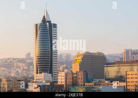 Skyline von Haifa mit Segelturm von Amar-Koriel Architekten im District Government Centre bei Sonnenaufgang, Israel. Stockfoto