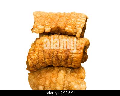 Die Schnitte von Chashu Crispy Pork auf weiß isoliert. Stockfoto