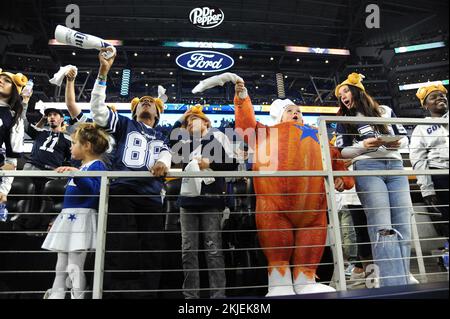 Arlington, Usa. 24.. November 2022. Fans jubeln während des NFL-Spiels der Dallas Cowboys und New York Giants im AT&T Stadium in Arlington, Texas, am Donnerstag, den 24. November 2022. Foto: Ian Halperin/UPI Credit: UPI/Alamy Live News Stockfoto