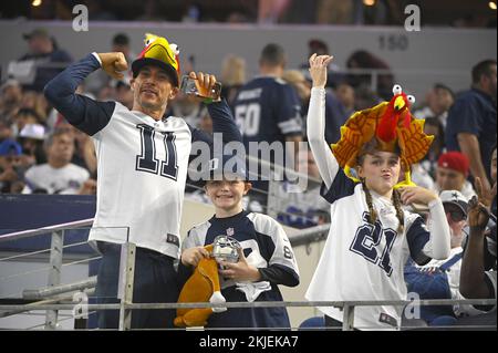 Arlington, Usa. 24.. November 2022. Fans jubeln während des NFL-Spiels der Dallas Cowboys und New York Giants im AT&T Stadium in Arlington, Texas, am Donnerstag, den 24. November 2022. Foto: Ian Halperin/UPI Credit: UPI/Alamy Live News Stockfoto