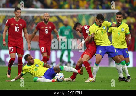 Doha, Katar. 24.. November 2022. Neymar (L) aus Brasilien in Aktion mit Dusan Tadic aus Serbien während des Gruppenspiels der FIFA-Weltmeisterschaft 2022 im Lusail Stadium in Doha, Katar, am 24. November 2022. Foto: Chris Brunskill/UPI Credit: UPI/Alamy Live News Stockfoto