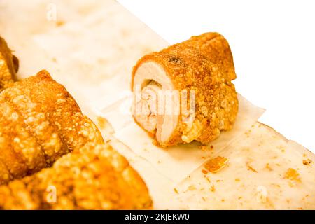 Die Schnitte von Chashu Crispy Pork auf weiß isoliert. Stockfoto