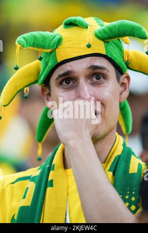 Lusail, LUSAIL, KATAR, Katar. 24.. November 2022. LUSAIL, KATAR - NOVEMBER 24: Unterstützer Brasiliens weint vor dem FIFA-Weltmeisterschafts-G-Spiel 2022 zwischen Brasilien und Serbien im Lusail Stadium am 24. November 2022 in Lusail, Katar (Kreditbild: © Florencia Tan Jun/PX Imagens via ZUMA Press Wire) Kredit: ZUMA Press, Inc./Alamy Live News Stockfoto