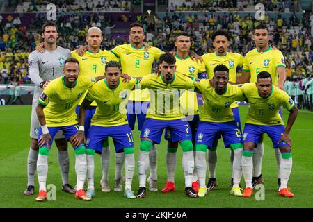 LUSAIL, KATAR - NOVEMBER 24: Brasilianische Spieler posieren für das offizielle Foto vor dem FIFA-Weltmeisterschaftsspiel Katar 2022 Gruppe G zwischen Brasilien und Serbien am 24. November 2022 im Lusail Stadium in Doha, Katar. (Foto: Florencia Tan Jun/PxImages) Kredit: Px Images/Alamy Live News Stockfoto