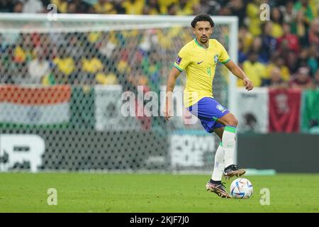 LUSAIL, KATAR - 24. NOVEMBER: Brasilianischer Spieler Marquinhos treibt den Ball während des FIFA-Weltmeisterschafts-G-Spiels der Gruppe 2022 zwischen Brasilien und Serbien am 24. November 2022 in Lusail, Katar. (Foto: Florencia Tan Jun/PxImages) Kredit: Px Images/Alamy Live News Stockfoto