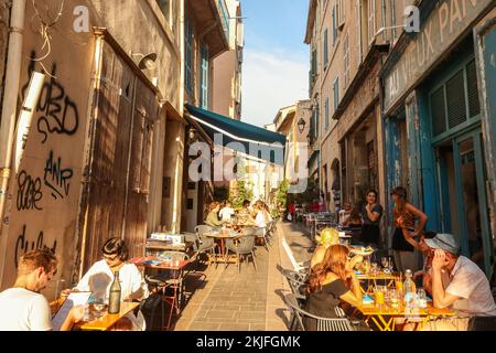 At,Sundown,Outdoor,Essen,Trinken,Unterhaltung,ON,Rue du Panier,Au Vieux Panier,Cafe,Restaurant,in,Le Panier Marseillais,Le Panier de Marseille,historisches Viertel von Marseille mit Kopfsteinpflasterstraßen, bunten Gebäuden und Kunsthandwerksläden.Marseille,Marseille,Kommune in, Rhône, die zweitgrößte Hauptstadt von Bouches, Rhône,, die Hauptstadt von Bouches,, die zweitgrößte Stadt, die Hauptstadt von Bouches, Marseille, Der Region Provence-Alpes-Côte d'Azur. Südfrankreich,Frankreich,Frankreich,zweitgrößte Stadt Frankreichs,August,Sommer,Europa,Europa, Stockfoto