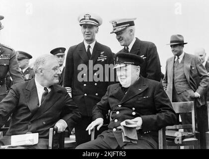 Roosevelt und Winston Churchill an Bord von HMS Prince of Wales für die 1941. Atlantische Charter-Tagung Stockfoto