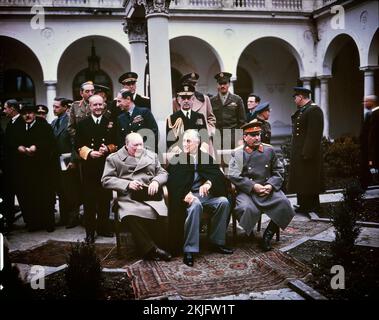 Die großen drei auf der Jalta-Konferenz im Jahr WW2. Erste Reihe Winston Churchill, Franklin D. Roosevelt und Joseph Stalin. Ebenfalls anwesend sind der sowjetische Außenminister Vyacheslav Molotov (ganz links); Feldmarschall Sir Alan Brooke, Admiral der Flotte Sir Andrew Cunningham, RN, Marschall der RAF Sir Charles Portal, RAF (hinter Churchill); General George C. Marshall, Stabschef der US-Armee, und Flottenadmiral William D. Leahy, USN (hinter Roosevelt) Stockfoto