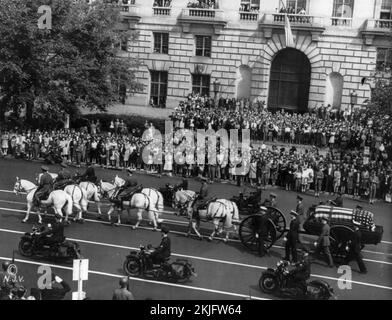 Präsident Franklin Roosevelts Bestattungszug in Washington, D.C., beobachtet von 300.000 Zuschauern (14. April 1945) Stockfoto