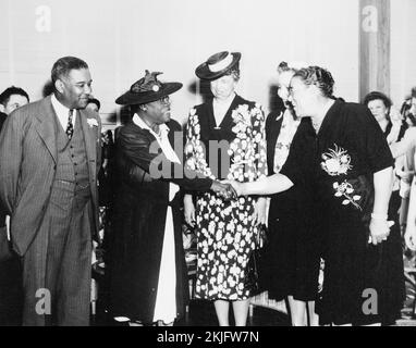 Eleanor Roosevelt und Mary McLeod Bethune, Mitglied des Schwarzen Kabinetts von Roosevelt (eine wichtige Beratergruppe für Rassenbeziehungen) Stockfoto