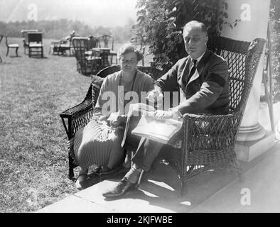 US-Präsident Franklin Roosevelt (mit Beinstützen) und seine Frau wohnten 1927 in Hyde Park. Bildnachweis https://commons.wikimedia.org/w/index.php?curid=47752765 Stockfoto