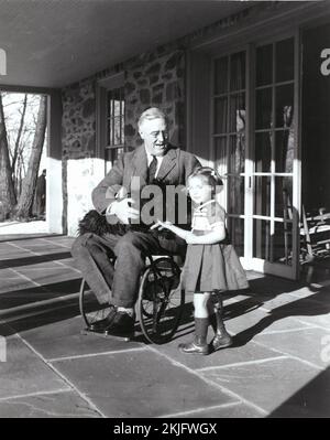 Seltenes Foto des US-Präsidenten Franklin Roosevelt im Rollstuhl mit Ruthie Bie und Fala (1941) Stockfoto