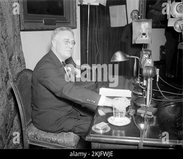 US-Präsident Franklin D Roosevelt hält am 28. April 1935 seinen Fireside Chat über die Einrichtung des Hilfsprogramms und der Sozialversicherung. Stockfoto