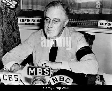 US-Präsident Franklin D Roosevelt hält seinen Fireside Chat über die Erhaltung der Freiheit der Meere (11. September 1941). Das schwarze Armband bedeutet, dass er um den Tod seiner Mutter, Sara Delano Roosevelt, trauert. Stockfoto