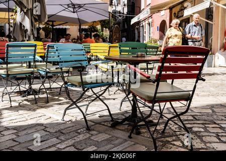 Blick auf die farbigen Stühle eines Cafés in Rovinj, Kroatien Stockfoto