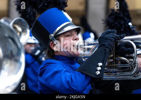 New York, USA. 24.. November 2022. Atmosphäre während der Macy's Thanksgiving Day Parade 96. entlang der Straßen von New York (Foto: Lev Radin/Pacific Press) Kredit: Pacific Press Production Corp./Alamy Live News Stockfoto