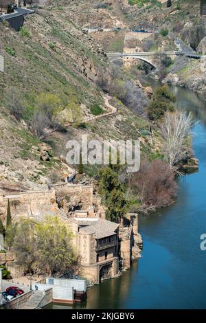 Ufer des Flusses Tejo, der durch die Stadt Toledo, Spanien fließt Stockfoto