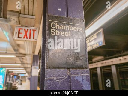 NEW YORK, NEW YORK. – November 24 2022: Ein Schild in der New York City U-Bahn identifiziert eine Chambers Street Station. Stockfoto