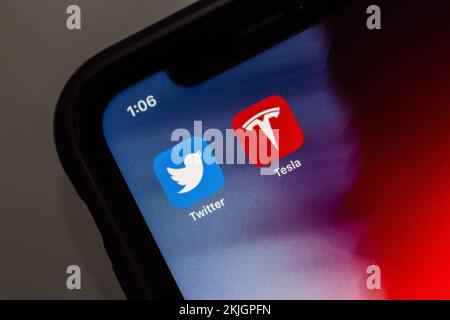Vancouver, KANADA - Nov 19 2022 : Twitter- und Tesla-Symbole auf einem iPhone-Bildschirm. Stockfoto