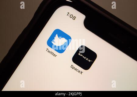 Vancouver, KANADA - Nov 19 2022 : Twitter- und SpaceX-Symbole auf einem iPhone-Bildschirm. Stockfoto