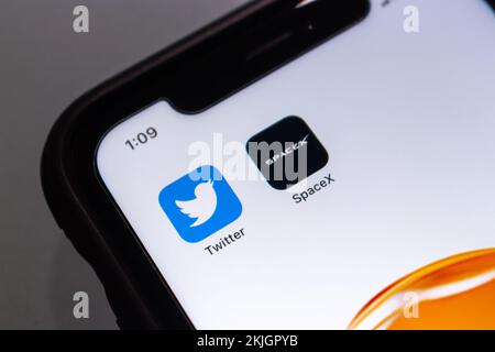 Vancouver, KANADA - Nov 19 2022 : Twitter- und SpaceX-Symbole auf einem iPhone-Bildschirm. Stockfoto