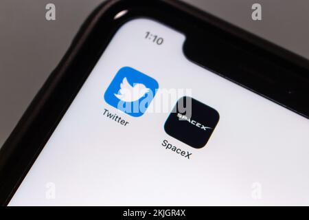 Vancouver, KANADA - Nov 19 2022 : Twitter- und SpaceX-Symbole auf einem iPhone-Bildschirm. Stockfoto