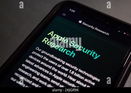 Vancouver, KANADA - Nov. 19 2022 : Apple Security Research-Website auf einem iPhone-Bildschirm. Stockfoto