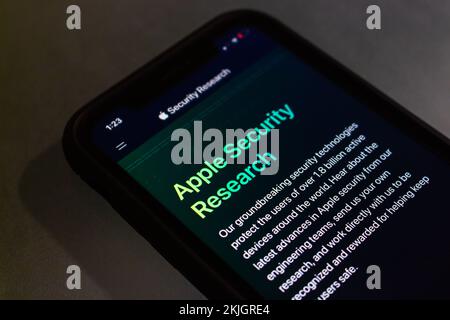 Vancouver, KANADA - Nov. 19 2022 : Apple Security Research-Website auf einem iPhone-Bildschirm. Stockfoto