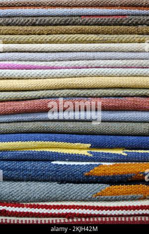 Farbenfrohes Strickmaterial, handgefertigter Teppich, Hintergrund, Textur. Stockfoto