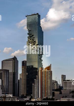 Bangkok, Thailand - 11 Nov 2022 : architektonische Außenansicht des King Power Mahanakhon Building ist ein gemischter Wolkenkratzer mit anderen modernen Hochhäusern Stockfoto