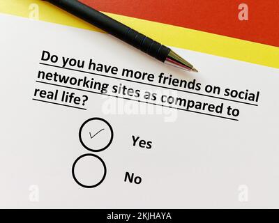 Eine Person beantwortet Fragen zur akademischen Leistung. Er hat mehr Freunde in sozialen Netzwerken als im echten Leben. Stockfoto