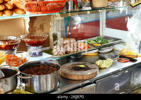 Zutaten für die Zubereitung von vietnamesischem Banh Me auf Street Food in Nha Trang Stockfoto