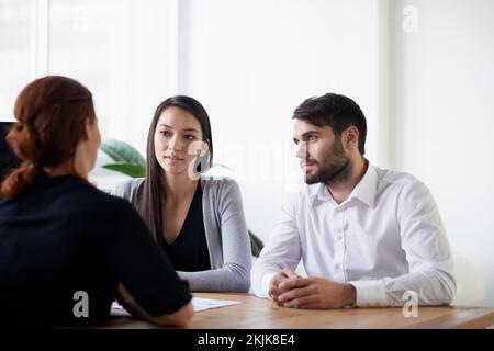 Business Brainstorming. Eine Gruppe junger Geschäftsleute, die an einem Tisch diskutieren. Stockfoto