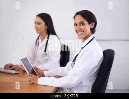 Ich überprüfe die neuesten Forschungsergebnisse. Porträt eines jungen Ärztepaares, das zusammen recherchiert. Stockfoto